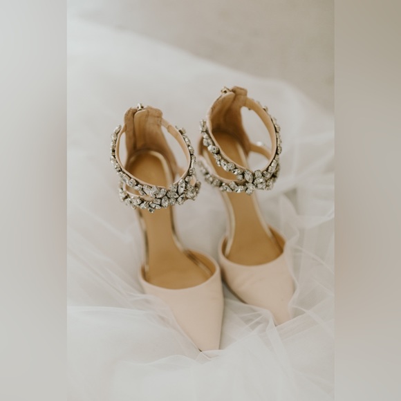 Badgley Mischka: Jazmine Pump - Picture 3 of 10